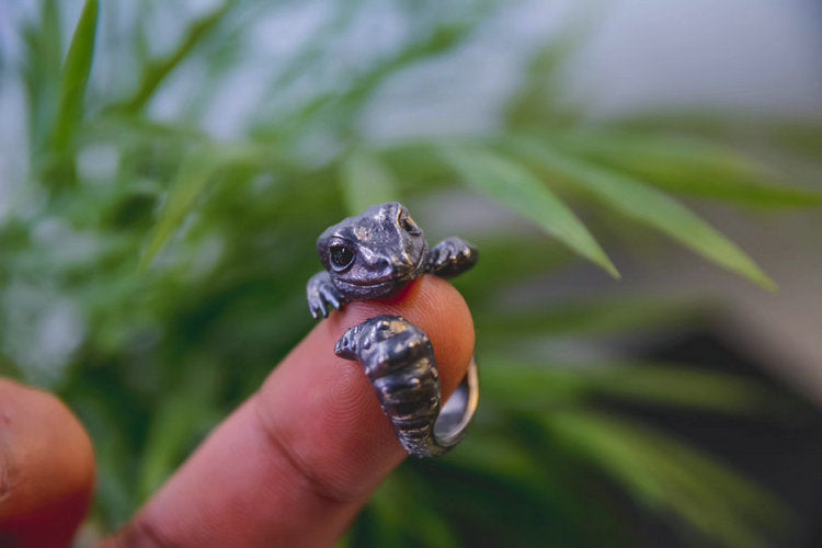 Blue Eyed Smiling Baby Gecko Ring - Holy Buyble